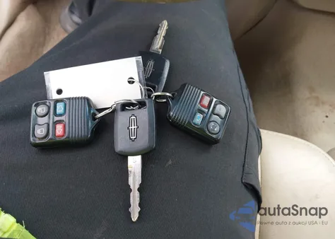 2007 Lincoln Town Car Signature z USA, uszkodzony, nr VIN 1LNHM81W77Y607433